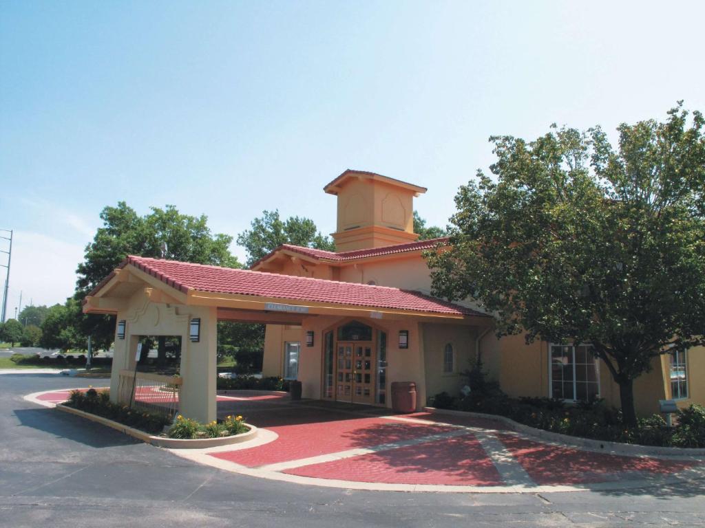 La Quinta Inn by Wyndham Kansas City Lenexa Main image 1